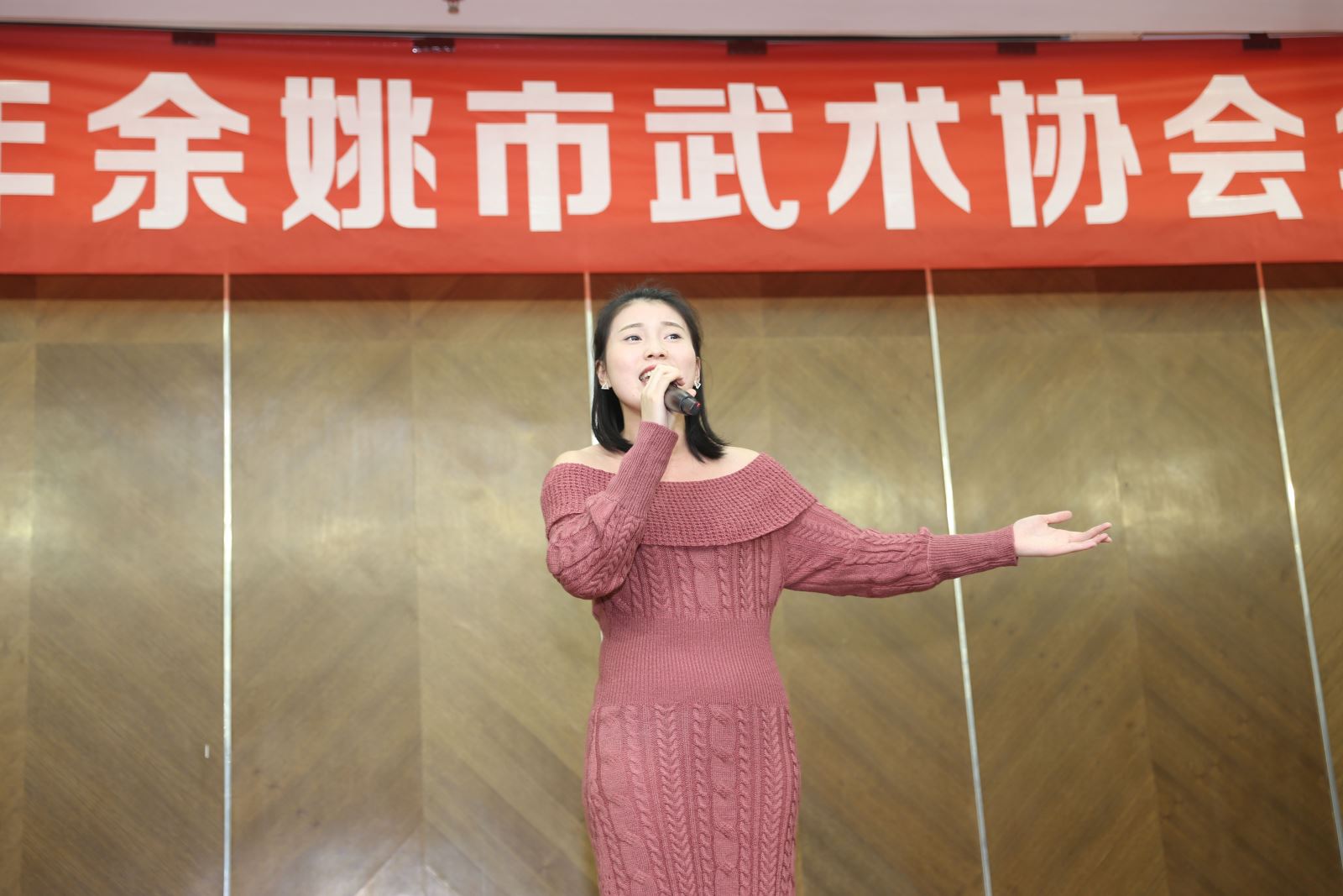 三,市音乐家协会优秀青年歌手蔡雨诺,演唱《绒花《千年之约》